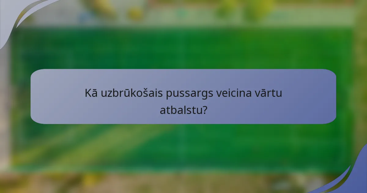 Kā uzbrūkošais pussargs veicina vārtu atbalstu?