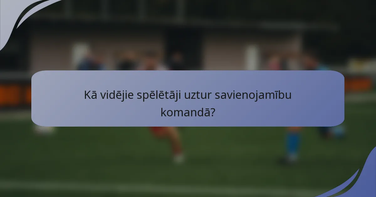 Kā vidējie spēlētāji uztur savienojamību komandā?